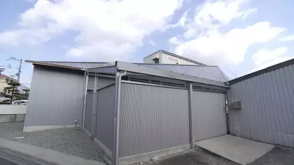 50帖ワンルームの家、家族4人暮らしで個室は1室「キリンが住めそうな天井」【住人十色】