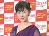 「斉藤由貴、生放送で“天然”さく裂　“母の日”エピソードのはずが突然カンペ読み上げ…設楽統も思わず「あれは番組の内情」」の画像1