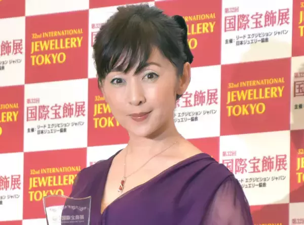 斉藤由貴、生放送で“天然”さく裂　“母の日”エピソードのはずが突然カンペ読み上げ…設楽統も思わず「あれは番組の内情」