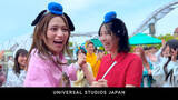 「「ちょっと恥ずいかも（笑）」川口春奈、USJでカメラ忘れて素の笑顔　仲良しの岡本あずさも知らなかった顔に」の画像1