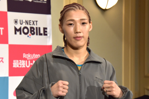 【RIZIN】“最強女王”伊澤星花、第1子女児を出産　夫・COROとの3ショット添え決意「目指せ最強ママ」