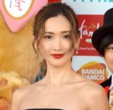 39歳・紗栄子、デコルテ輝くドレス姿公開　「お肌がツヤツヤ」「息を呑むほど綺麗」「何回もリピート」と反響