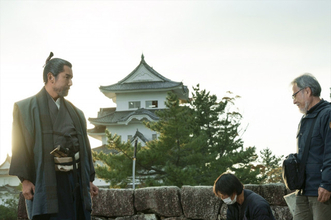 本木雅弘×菅田将暉、地下牢で火花　黒沢清監督「二人の演技合戦は見もの」　メイキング写真解禁
