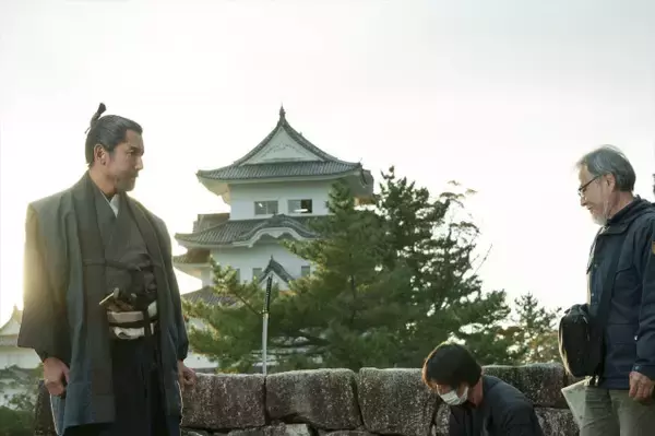 本木雅弘×菅田将暉、地下牢で火花　黒沢清監督「二人の演技合戦は見もの」　メイキング写真解禁
