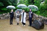 「本木雅弘、吉高由里子ら『黒牢城』舞台・有岡城跡を“聖地巡礼”　荒木村重は「再発掘されるべき新たなヒーロー」」の画像1