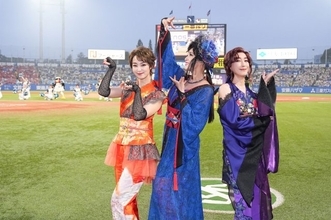 藤原紀香・高島礼子・剛力彩芽が神宮球場で“キャッツアイ”に　舞台衣裳でファーストピッチ