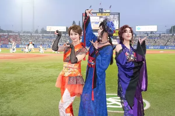 藤原紀香・高島礼子・剛力彩芽が神宮球場で“キャッツアイ”に　舞台衣裳でファーストピッチ