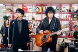 「『tiny desk concerts JAPAN』に岡村和義が登場　ストリングス＆自作ギターで魅了した“生声ライブ”」の画像1