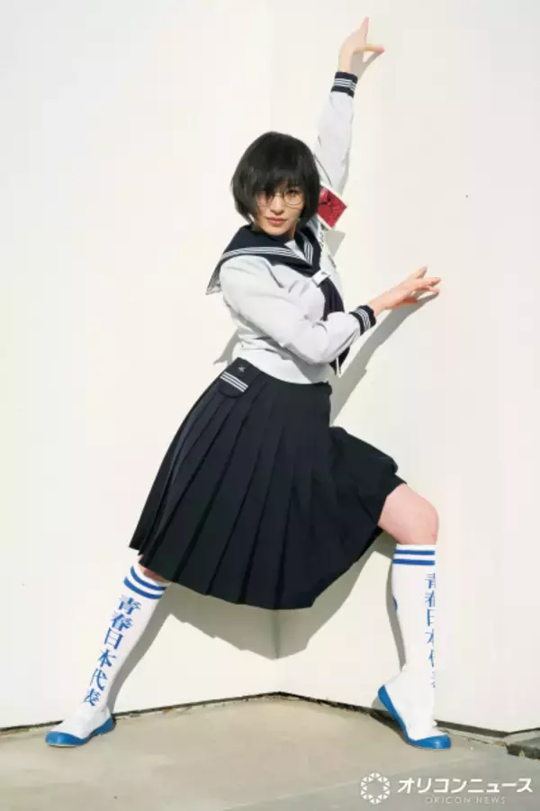 新しい学校のリーダーズ・SUZUKA、セーラー服を脱ぎ大胆変身　メガネも外し“新しい私”を表現