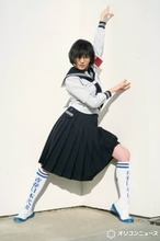 新しい学校のリーダーズ・SUZUKA、セーラー服を脱ぎ大胆変身　メガネも外し“新しい私”を表現