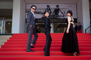 【カンヌ映画祭】岸井ゆきのと岨手由貴子監督が熱い抱擁　浅野忠信は「ブラボー！」の声にガッツポーズ　『すべて真夜中の恋人たち』4分間喝采