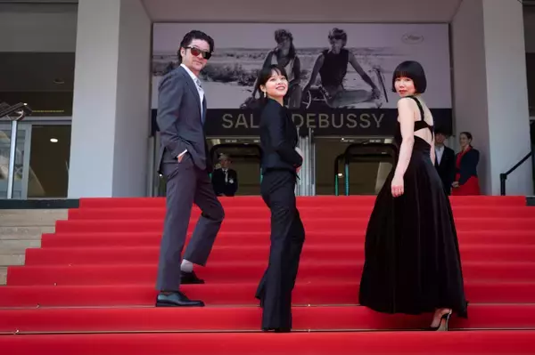 【カンヌ映画祭】岸井ゆきのと岨手由貴子監督が熱い抱擁　浅野忠信は「ブラボー！」の声にガッツポーズ　『すべて真夜中の恋人たち』4分間喝采