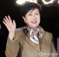 小池百合子都知事、イルミネーションと同じシャンパンゴールドの服装で登場　丸の内通りで冬の風物詩始まる　来場者「おぉ百合子だ」