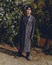 高橋海人、グローバルブランドアンバサダーを務める「エトロ」新ビジュアル公開　ミラノの邸宅で物語つむぐ