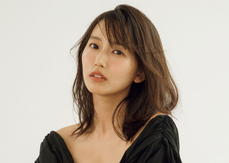 俳優・志田音々、等身大の魅力をグラビアとソロメイキングDVDで収録