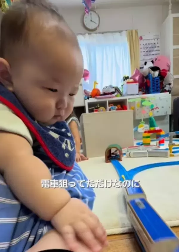 遊びの邪魔をするかも？　末っ子の宿命…遠いところに隔離されるもケロッとした姿に「たくましく育ちそうでなにより」