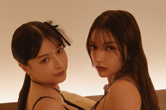 奇跡の美人姉妹“エリマリ”、磨き上げた美ボディを初写真集で公開「私たち姉妹にしか表現できない世界観を感じて」