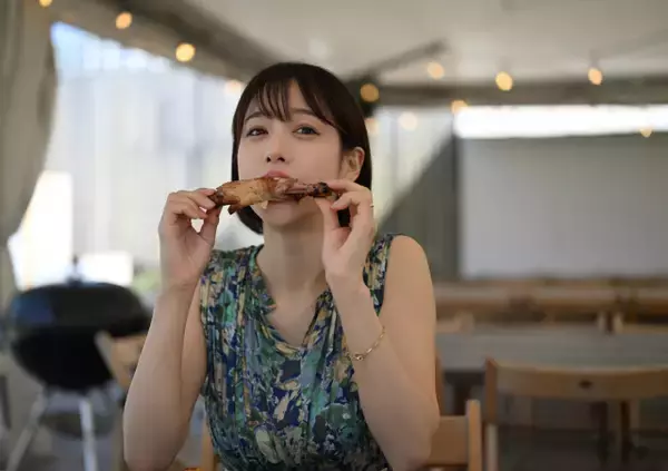 人気キャスター・中川絵美里がカメラマンとして鷲見玲奈を撮影　連載アザーカットをデジタル限定写真集としてシリーズ化
