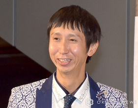 50歳迎えたアンガールズ山根、長女との“ほのぼの”写真に驚く声「娘ちゃん脚長過ぎません?!!遺伝??」「身長高ーい!!」