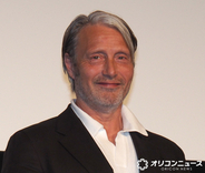 マッツ・ミケルセン、劇中の“ダサおじ”姿に照れ笑い　エアギターも披露