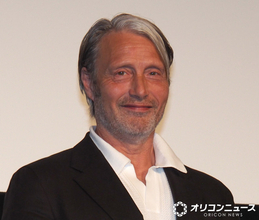 マッツ・ミケルセン、劇中の“ダサおじ”姿に照れ笑い　エアギターも披露