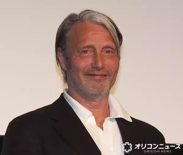 マッツ・ミケルセン、劇中の“ダサおじ”姿に照れ笑い　エアギターも披露