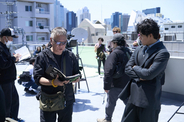 小栗旬「感情を外へ出せるのが楽しかった」、リリー・ジェームズ＆間宮祥太朗らが語る『バッド・ルーテナント：トウキョウ』特別映像