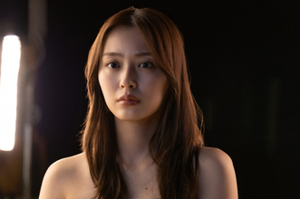 内田理央、開始1分40秒でベッドシーン SNSざわつく「すごいぞだーりお！！！」「電車の中で見たらダメなやつだったwww」終盤には男性3人と…『略奪奪婚』第1話【ネタバレあり】