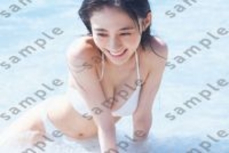 乃木坂46川崎桜、海で横たわる白ビキニショット　1st写真集特典ポストカード第4弾