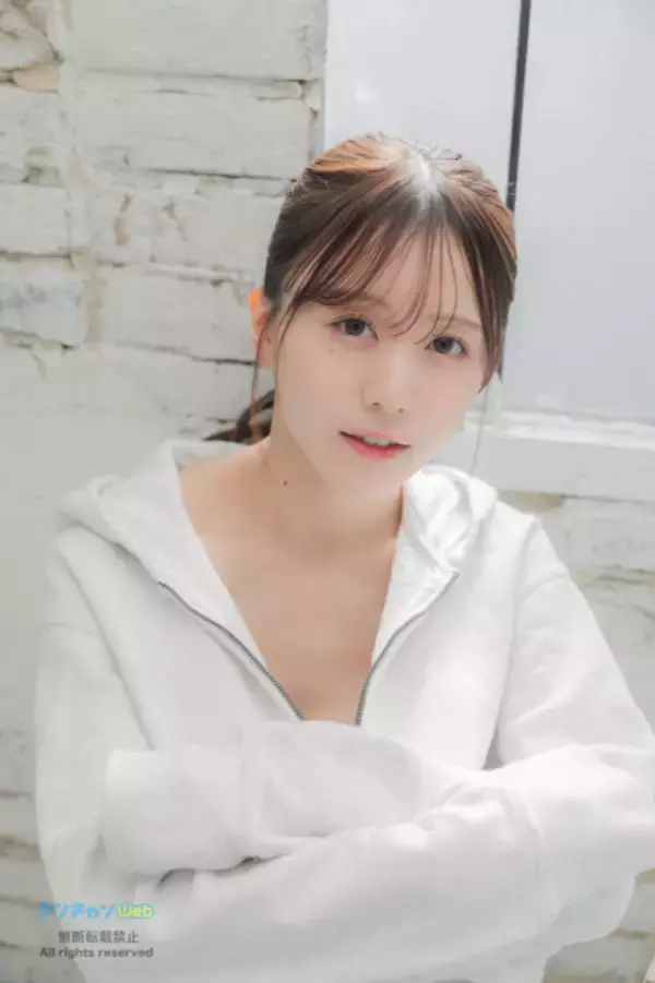 アイドルグループ「花いろは」叶岡あみな、スレンダーな白肌ボディで魅了