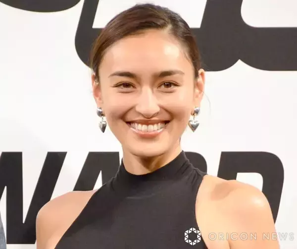 40歳・長谷川潤、車横でビキニから生着替え　ヘルシー美ボディに驚嘆の声「着替えが世界一カッコいい」「何してても美しい」