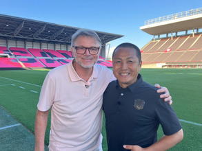 日韓の歓喜から24年…元サッカー日本代表監督・トルシエ氏＆森島寛晃氏、2ショット　場所は“縁起のいい” ヤンマースタジアム長居