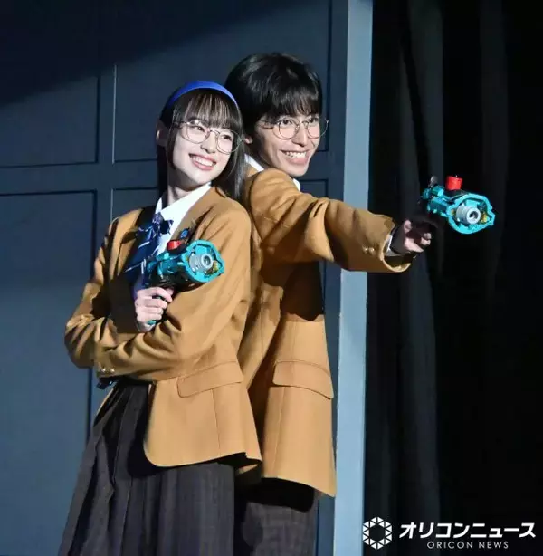 三浦舞華＆加藤憲史郎、双子役で息ピッタリ　キュートなポージングも披露