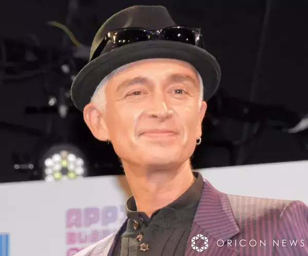 マーク・パンサー、亡き父の写真を公開「お盆の朝、父ちゃんの夢を見たんよ」