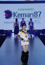 本田紗来、サッカードイツ代表ユニまといランウェイ　ヘルシーな美太もも披露【サツコレ2026SS】