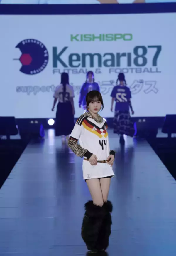 本田紗来、サッカードイツ代表ユニまといランウェイ　ヘルシーな美太もも披露【サツコレ2026SS】