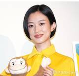 「河合優実、まるで“黄色い帽子のおじさん”　黄色のシャツ＆スカートで登場」の画像1