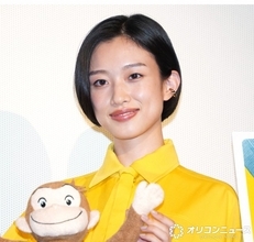 河合優実、まるで“黄色い帽子のおじさん”　黄色のシャツ＆スカートで登場