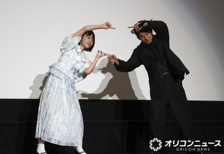 岡田准一、舞台あいさつで13歳・八重葵美と“フュージョン”　撮影現場での流行「いろんな人とやろうと思って…」