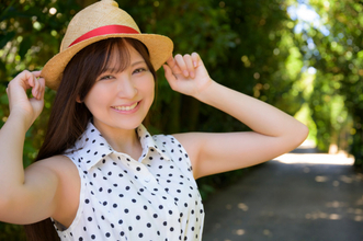 身長149cmのミニマムグラマー・成瀬かのん、“彼女感”あふれる柔らかボディを披露「つい下からみたくなるような衣装も」