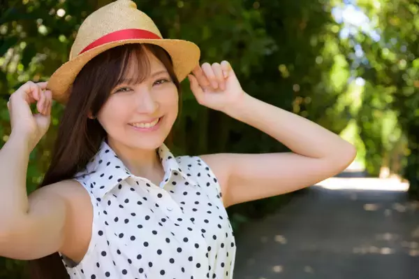 身長149cmのミニマムグラマー・成瀬かのん、“彼女感”あふれる柔らかボディを披露「つい下からみたくなるような衣装も」