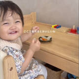 「1歳1ヵ月で購入したキッズデスクで娘の行動に驚くべき変化…母も成長を実感、家に「お気に入りの場所ができた」」の画像1