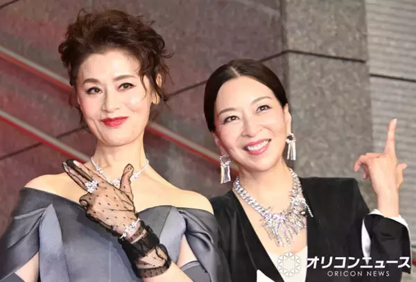 大地真央＆真矢ミキ、“大階段”のレッドカーペットに登場「宝塚では間に合わなかったんですけど」