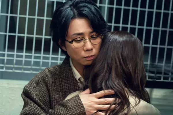 北山宏光“緒方”、宮澤エマ“アサ”を抱きしめ…　シーンに反響「リピが止まりません」「添えた手がメロい」『産まない女はダメですか？』第10話【ネタバレあり】