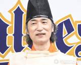 「雅楽師・東儀秀樹、“広々とした”自宅に反響「めっちゃオシャレ」「お家がスタジオ、天才親子」　楽器を手に父子で“即興演奏”を披露」の画像1