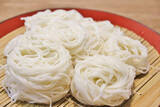 「「白だしにレモンを入れるだけ」“レモンオリーブそうめん”が夏にぴったり「さっぱり食べられそう」「暑くて食欲ない日はこれ」」の画像1