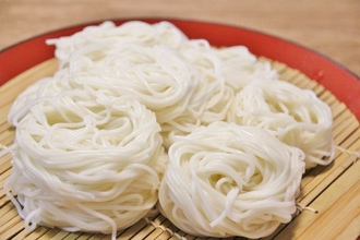 「白だしにレモンを入れるだけ」“レモンオリーブそうめん”が夏にぴったり「さっぱり食べられそう」「暑くて食欲ない日はこれ」