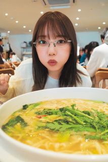 元乃木坂46与田祐希、圧倒的なオトナかわいさ大放出　『マガジン』表紙＆巻頭に登場