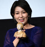「松たか子、自身がモデルの“彫刻”に大喜び　YouTuber風に紹介するお茶目な姿も」の画像1