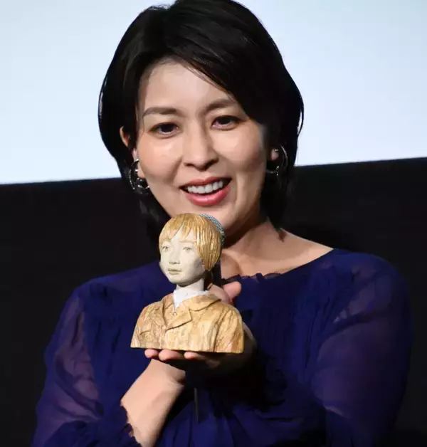 松たか子、自身がモデルの“彫刻”に大喜び　YouTuber風に紹介するお茶目な姿も